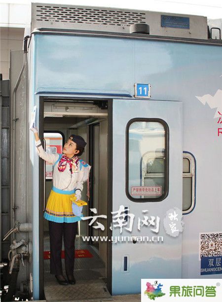 列車外表的麗江民族風(fēng)情畫(huà)面。云南網(wǎng)實(shí)習(xí)記者