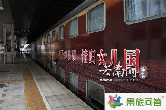 餐車工作人員在準(zhǔn)備美味餐品。云南網(wǎng)實(shí)習(xí)記者