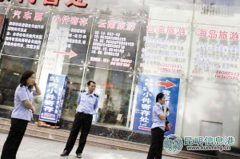 昆明火車站外“愛穿鐵路制服”的騙子們還愛在旅行社名字里加個“鐵路