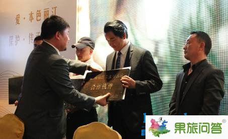 隨后，中國著名口書書法家、2008年奧運(yùn)火炬手和志剛揮毫灑墨，寫下了“金茂慧語”四個(gè)蒼勁有力的大字。他的表演感染了在座的每一個(gè)人，再一次將開盤盛典推向高潮，現(xiàn)場異常熱烈火爆。